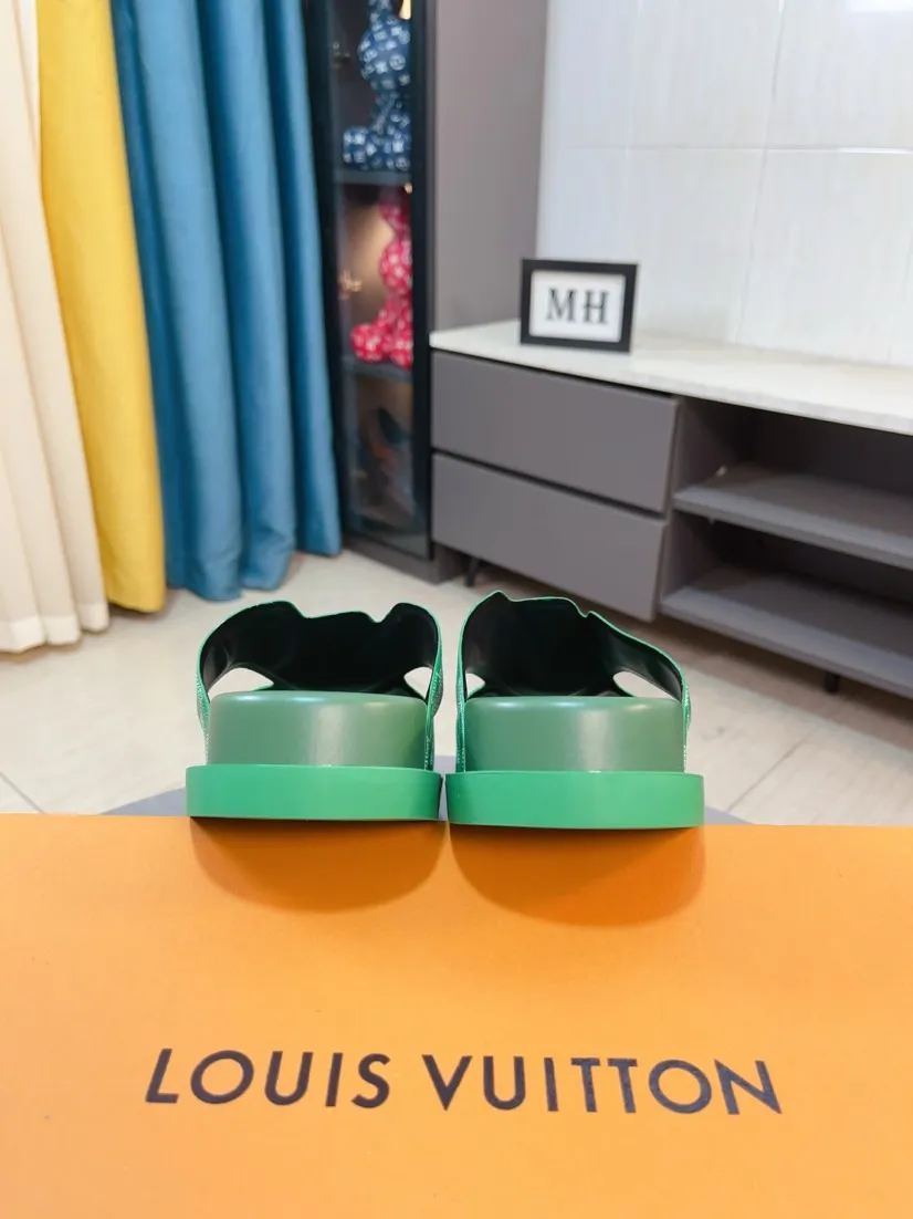 Men's shoes💰300🌹🌹【LV】Multi-color new men's slippers, original top-quality version, original special cowhide with pebbled embossing➕sheepskin on the inner and side, non-slip combination sole, more stable walking, more comfortable and lightweight, high-end and generous, size: 38~44